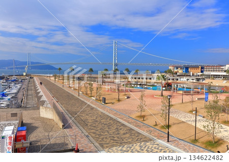 【兵庫県】晴天の明石海峡大橋（三井アウトレットパークマリンピア神戸） 134622482