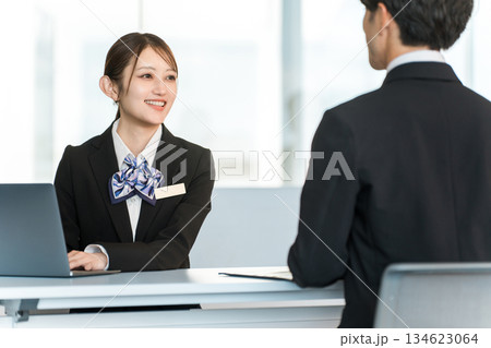 男性客と商談・接客・打ち合わせする若いアジア人ビジネスウーマン 男性客と商談・接客・打ち合わせする若いアジア人ビジネスウーマン 134623064