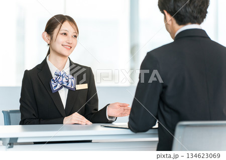 男性客と商談・接客・打ち合わせする若いアジア人ビジネスウーマン 134623069