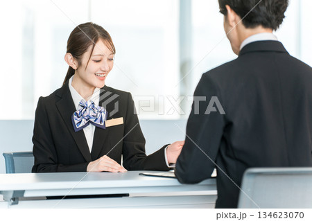 男性客と商談・接客・打ち合わせする若いアジア人ビジネスウーマン 134623070