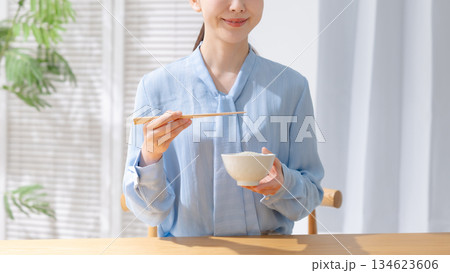 食事する若い女性 134623606