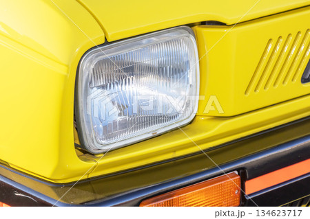 古い自動車のヘッドライト Headlight of the old car 古い自動車のヘッドライト Headlight of the old car 134623717