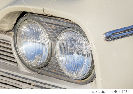 古い自動車のヘッドライト Headlight of the old car 古い自動車のヘッドライト Headlight of the old car 134623729