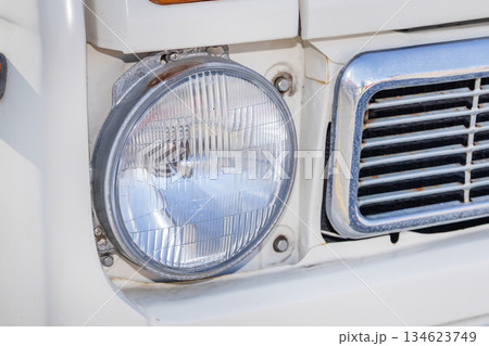 古い自動車のヘッドライト　Headlight of the old car 134623749