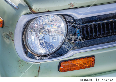 古い自動車のヘッドライト　Headlight of the old car 134623752