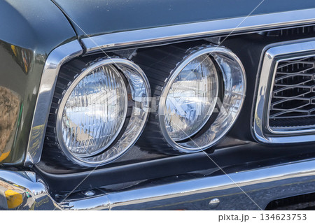 古い自動車のヘッドライト Headlight of the old car 古い自動車のヘッドライト Headlight of the old car 134623753