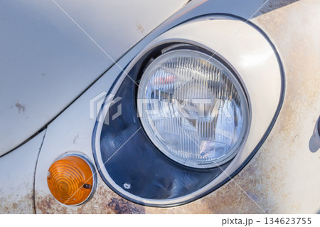 古い自動車のヘッドライト Headlight of the old car 古い自動車のヘッドライト Headlight of the old car 134623755