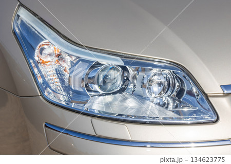 古い自動車のヘッドライト　Headlight of the old car 134623775