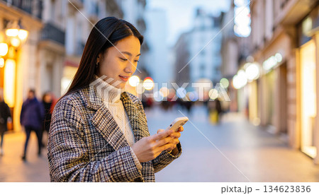 スマホ確認する女性 134623836