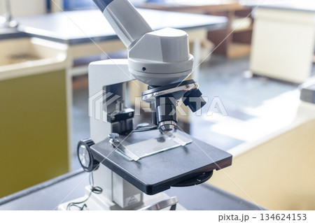 理科室に設置された光学顕微鏡 134624153