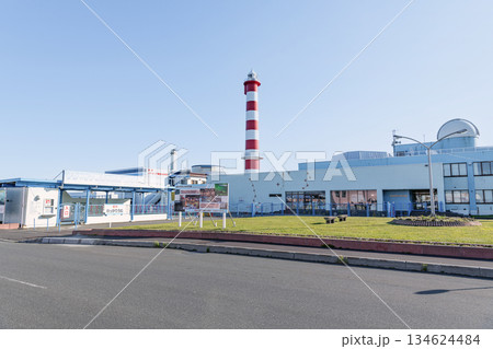 北海道稚内市　稚内市立ノシャップ寒流水族館と稚内市青少年科学館　背後の稚内灯台 134624484
