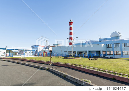 北海道稚内市 稚内市立ノシャップ寒流水族館と稚内市青少年科学館 背後の稚内灯台 北海道稚内市 稚内市立ノシャップ寒流水族館と稚内市青少年科学館 背後の稚内灯台 134624487