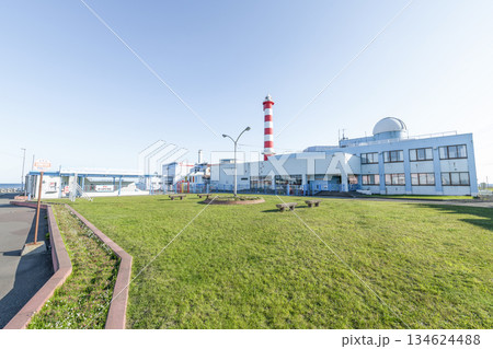 北海道稚内市　稚内市立ノシャップ寒流水族館と稚内市青少年科学館　背後の稚内灯台 134624488