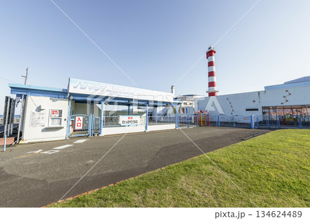 北海道稚内市　稚内市立ノシャップ寒流水族館と稚内市青少年科学館　背後の稚内灯台 134624489