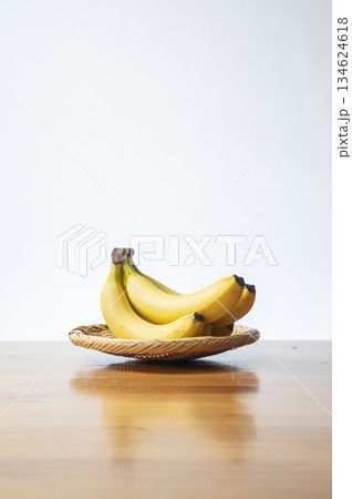 テーブルに置かれたバナナ テーブルに置かれたバナナ 134624618