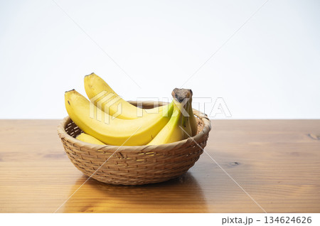 テーブルに置かれたバナナ 134624626