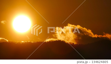 山の陰に沈む太陽のシンプルな風景 134624805