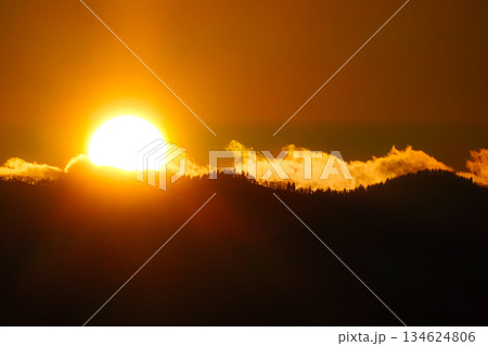 山の陰に沈む太陽のシンプルな風景 山の陰に沈む太陽のシンプルな風景 134624806