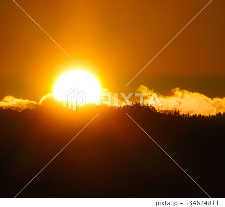 山の陰に沈む太陽のシンプルな風景 134624811
