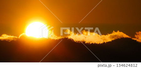 山の陰に沈む太陽のシンプルな風景 山の陰に沈む太陽のシンプルな風景 134624812