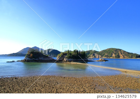 トンボロ現象で陸続きになる 広島県で一番低い山(茶臼山) トンボロ現象で陸続きになる 広島県で一番低い山(茶臼山) 134625579