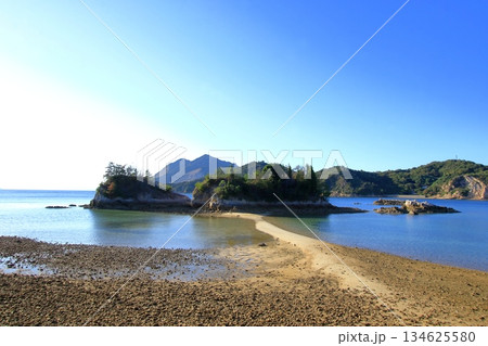 トンボロ現象で陸続きになる 広島県で一番低い山(茶臼山) トンボロ現象で陸続きになる 広島県で一番低い山(茶臼山) 134625580