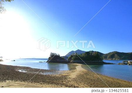 引き潮で陸続きになる 広島県で一番低い山(茶臼山) 引き潮で陸続きになる 広島県で一番低い山(茶臼山) 134625581