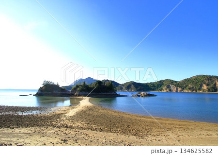 引き潮で陸続きになる 広島県で一番低い山(茶臼山) 引き潮で陸続きになる 広島県で一番低い山(茶臼山) 134625582