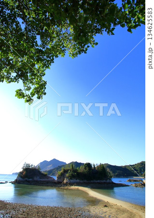 引き潮で陸続きになる 広島県で一番低い山(茶臼山) 引き潮で陸続きになる 広島県で一番低い山(茶臼山) 134625583