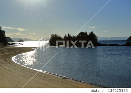 広島県で一番低い山(茶臼山)のシルエット 広島県で一番低い山(茶臼山)のシルエット 134625586