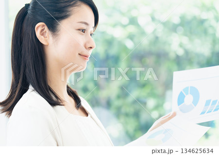 パソコンで資料作成する若い女性 134625634