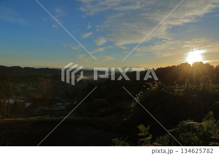 十日町星峠の棚田から望む山影から昇る朝日 十日町星峠の棚田から望む山影から昇る朝日 134625782