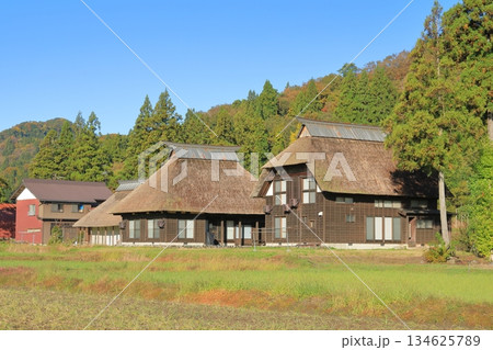 柏崎の荻ノ島環状集落の古民家の佇まい 134625789