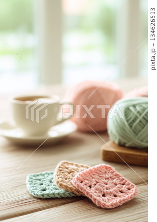 窓辺の光と編み物モチーフのあるやさしい朝の時間 134626513