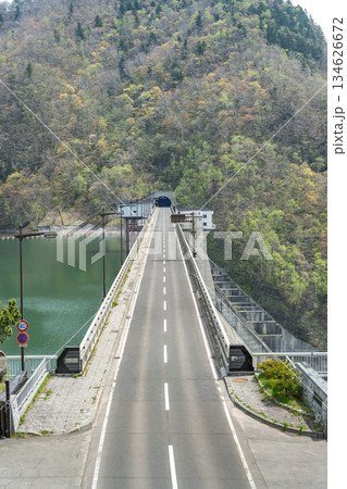 定山渓ダムを通る道道1号線　札幌市 134626672
