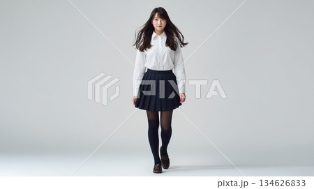 歩く日本人女子高校生のスタジオ撮影|清潔感のあるモノトーン制服風ファッション 歩く日本人女子高校生のスタジオ撮影|清潔感のあるモノトーン制服風ファッション 134626833