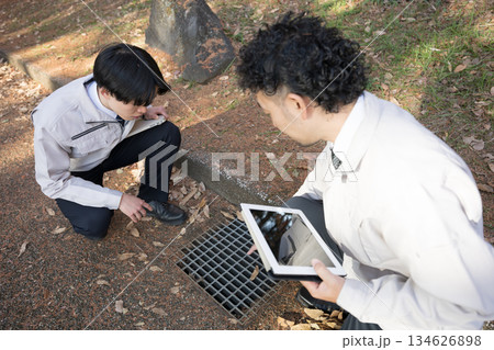 公共施設の排水溝の点検などつまり、インフラのメンテナンスのイメージ 134626898