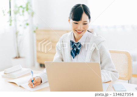 オンラインで勉強をする高校生 オンラインで勉強をする高校生 134627354