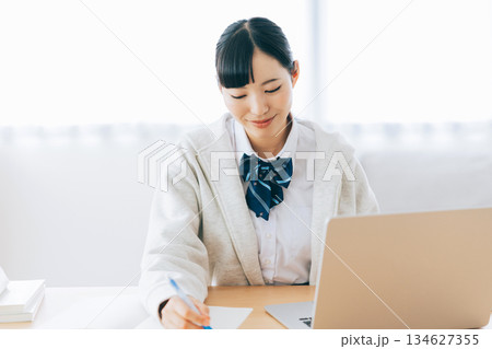 オンラインで勉強をする高校生 オンラインで勉強をする高校生 134627355