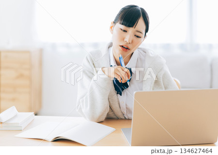 オンラインで勉強をする難しい顔の高校生 134627464