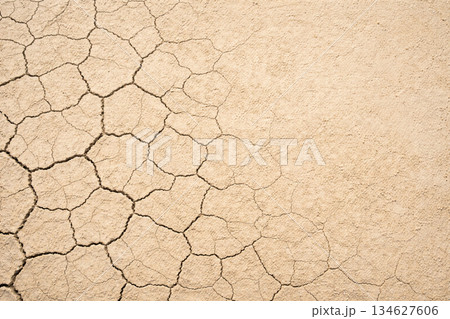 干ばつでひび割れた大地のテクスチャ背景 干ばつでひび割れた大地のテクスチャ背景 134627606