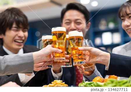 宴会をするビジネスマン 134627711