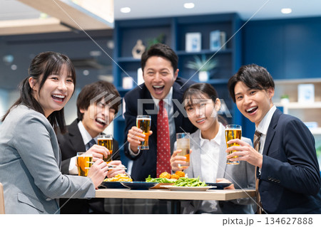 宴会をするビジネスマン 134627888