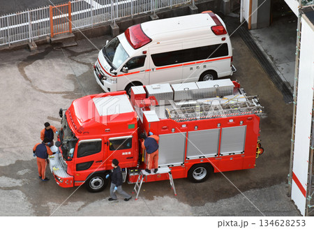 消防署で整備される緊急車両 消防署で整備される緊急車両 134628253