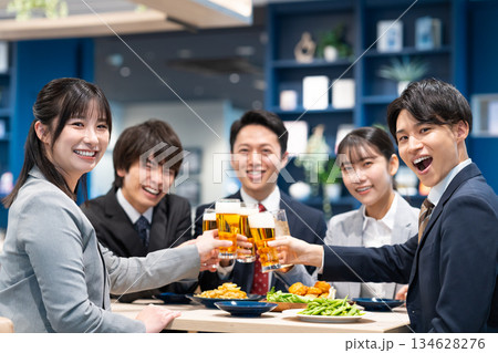 ビールで乾杯をするビジネスマン 134628276