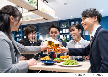 ビールで乾杯をするビジネスマン 134628279