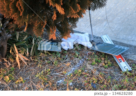 現場脇に置かれた現場で使う用品 現場脇に置かれた現場で使う用品 134628280