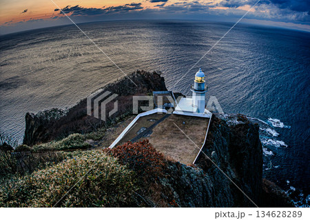 朝の光に包まれる地球岬灯台と大海原 朝の光に包まれる地球岬灯台と大海原 134628289