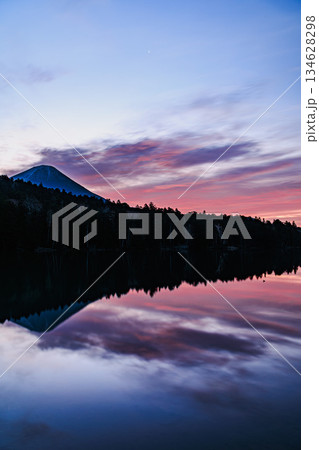 夜明け前の静寂に染まるオンネトー 夜明け前の静寂に染まるオンネトー 134628298