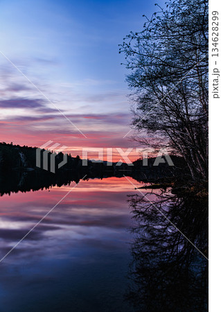 静かな朝を迎えるオンネトーの幻想風景 134628299